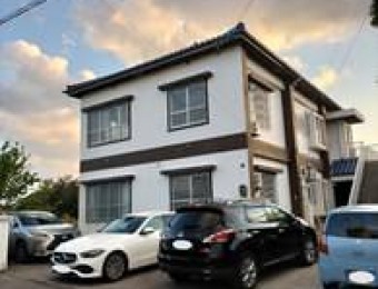 成約致しました。『真栄原二世帯住宅』『価格改定6,980万円➡︎5,980万円』現状２階空家・随時内覧可能。1階即時退去対応可能。完全二世帯住宅。1・2階共に軍属賃貸可能物件。想定家賃40万円~47万円。広々バルコニーとお庭の高台オーシャンビュー。乗用車5台以上駐車可能な広々駐車場。高天井の開放感溢れる住空間。専門業者によるハウスクリーニング後の引渡し。閑静な住宅街。サムネイル